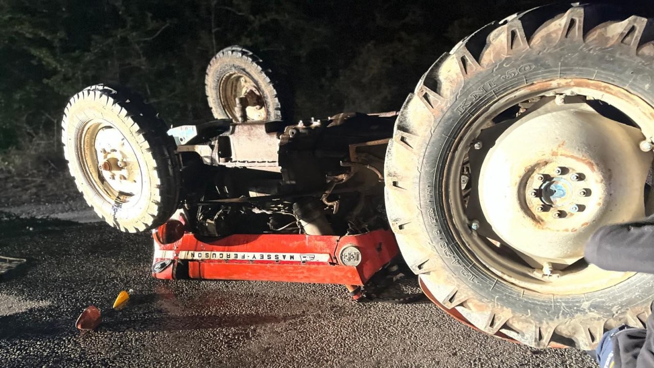 Devrilen traktörün altında kalan sürücü feci şekilde hayatını kaybetti