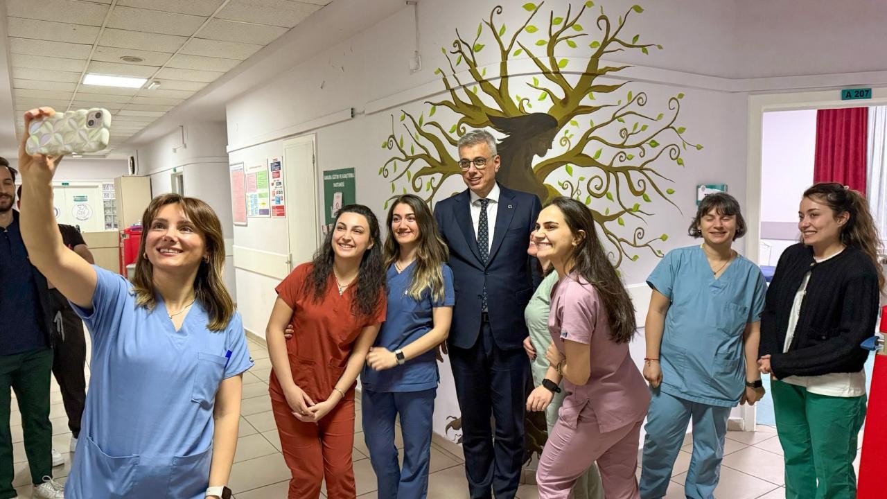 Bakan Memişoğlu, görevi başındaki ebeleri ziyaret etti