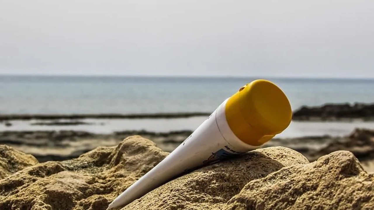 Sahte güneş kremini anlamanın yolları neler? Ürünün sahte olduğunu nasıl anlarım? Güneş kremi ne zaman sürülmeli? Günde kaç kere güneş kremi sürülür?