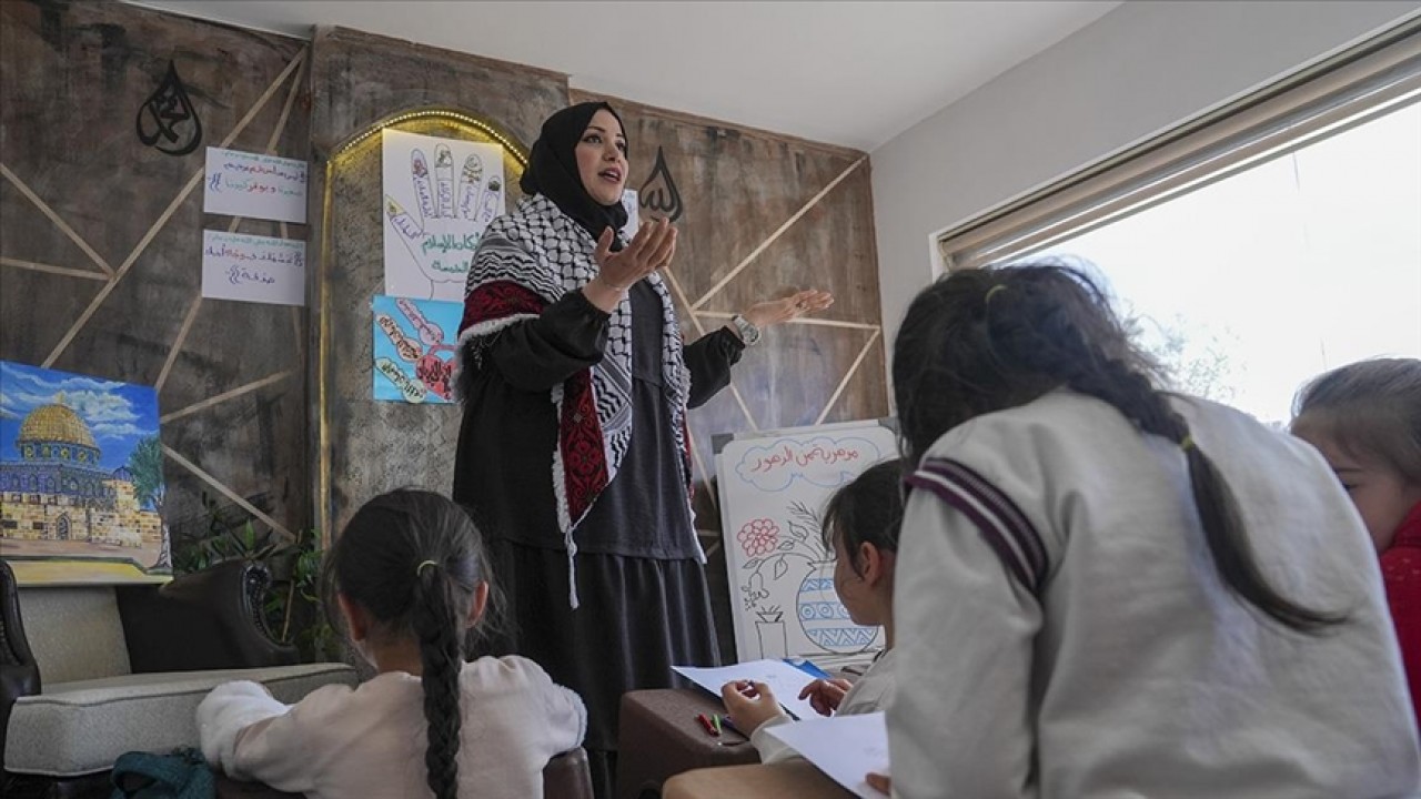 Gazze'de yaralanan kuzenine refakat için geldiği Türkiye'de gönüllü ders veriyor