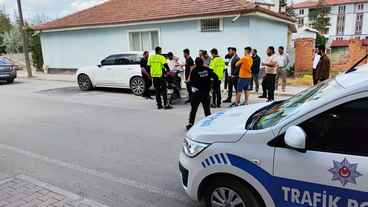 Konya'da motosiklet park halindeki cip'e çarptı:1 yaralı