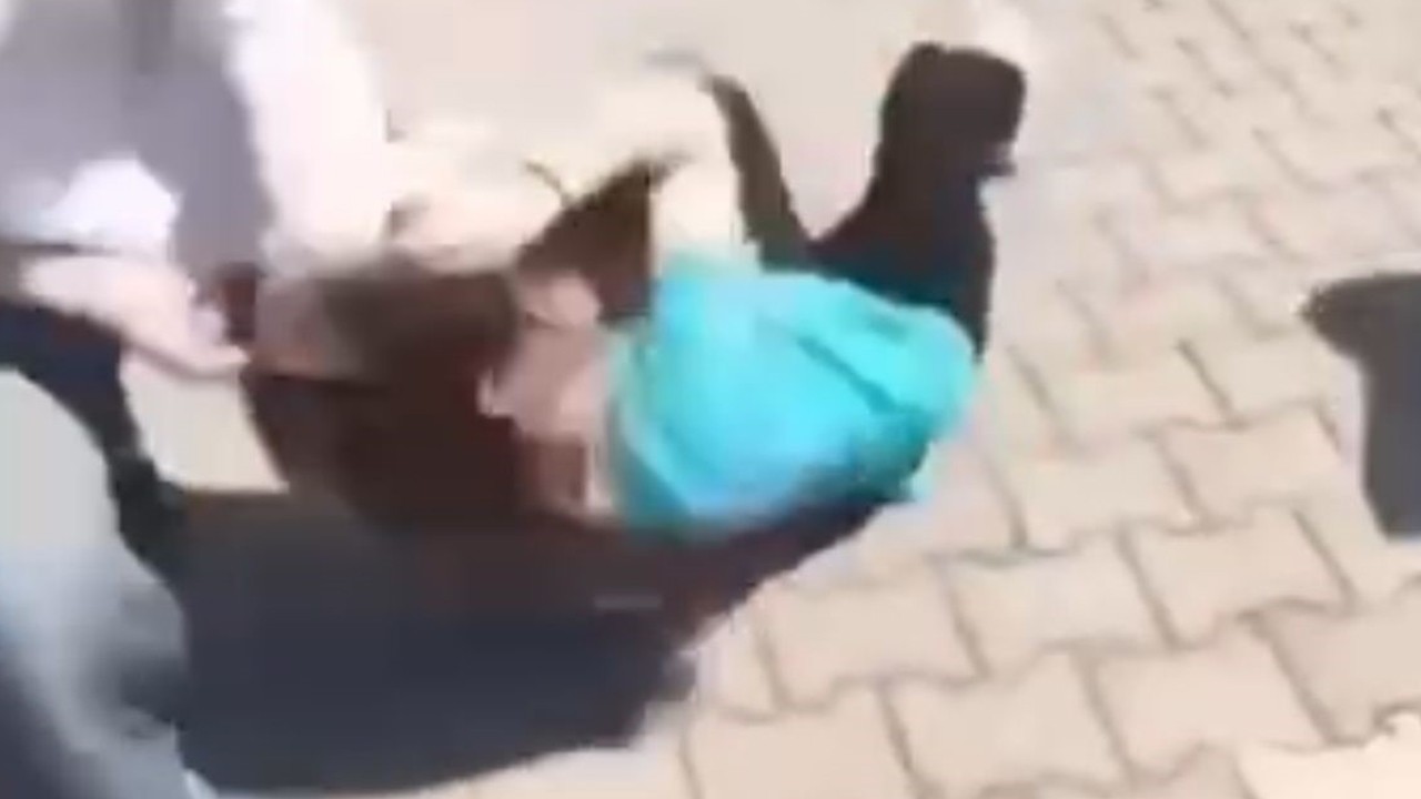 Akran zorbalığı 'pes' dedirtti: Okul arkadaşını darp edip yerde sürükledi! O anlar kamerada