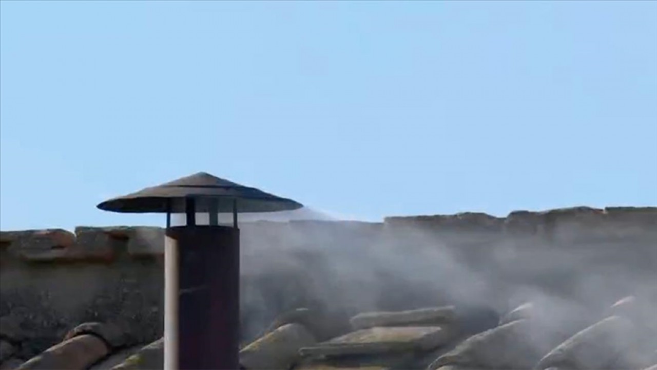 Vatikan'da yeni papa seçildi: Şapel'in bacasından beyaz duman yükseldi