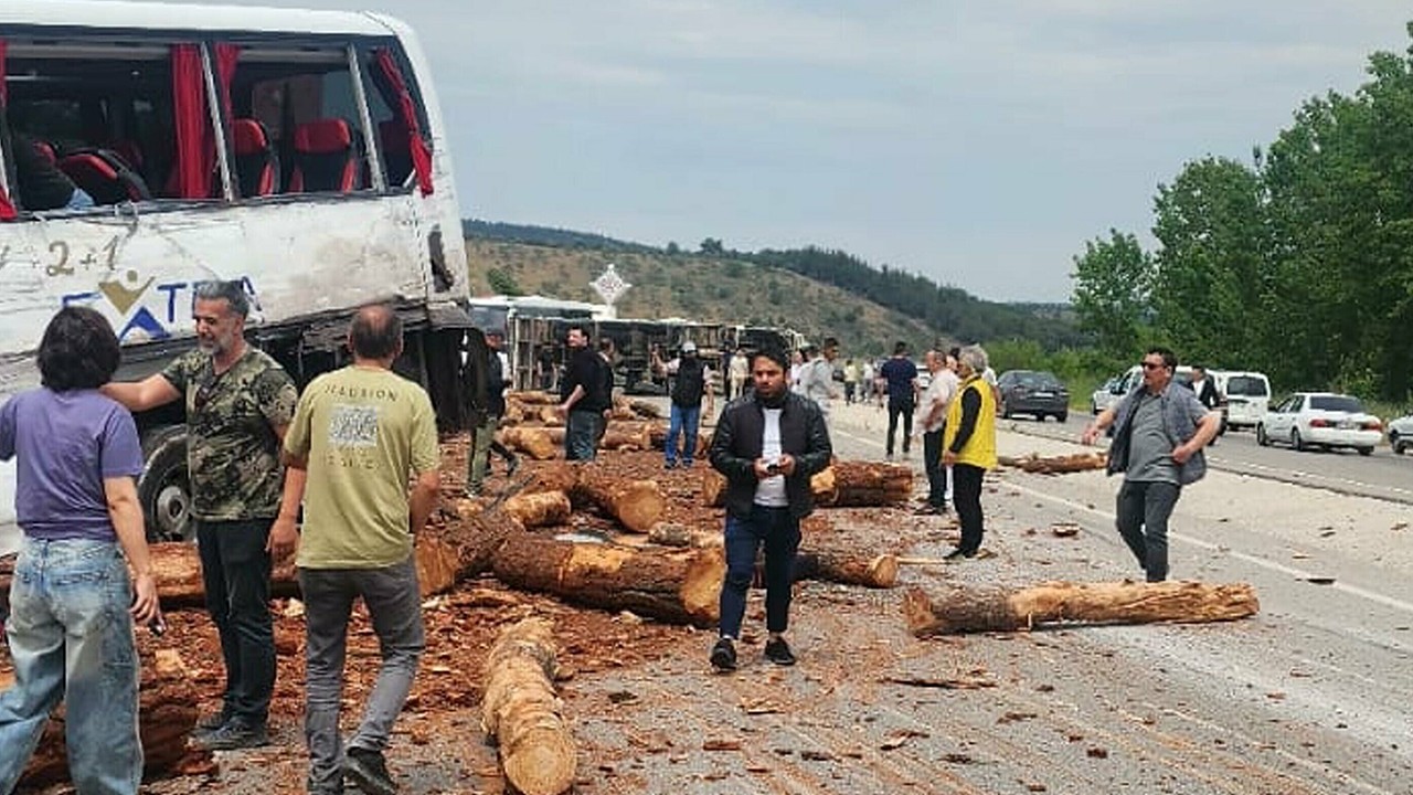 Yolcu otobüsü, kamyon ve otomobil kazaya karıştı: 8 ölü, 20 yaralı