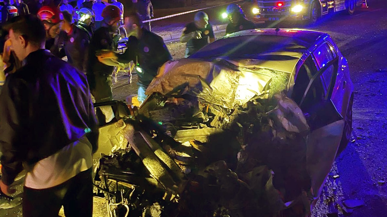 Tur minibüsü ile otomobil çarpıştı: 2 ölü, 7 yaralı