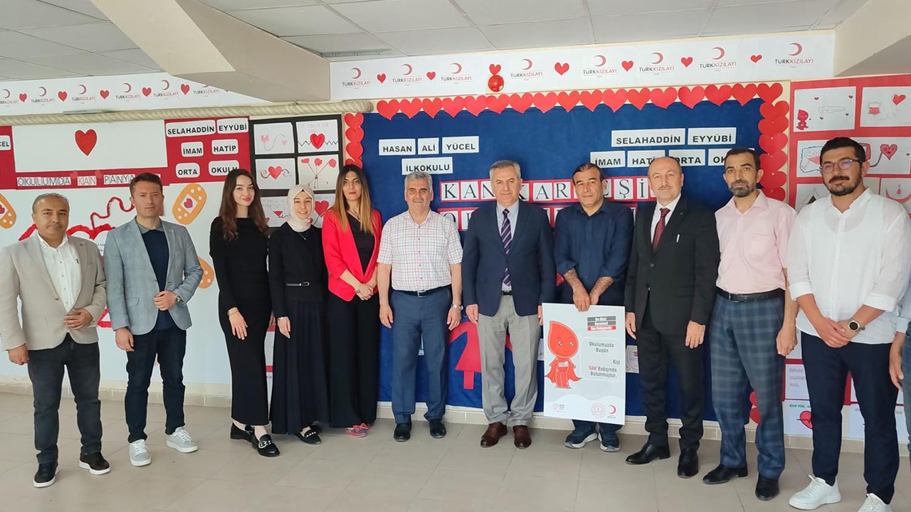 İl Milli Eğitim Müdürü Murat Yiğit  okul ziyaretinde bulunarak düzenlenen kan bağışı kampanyasını inceledi