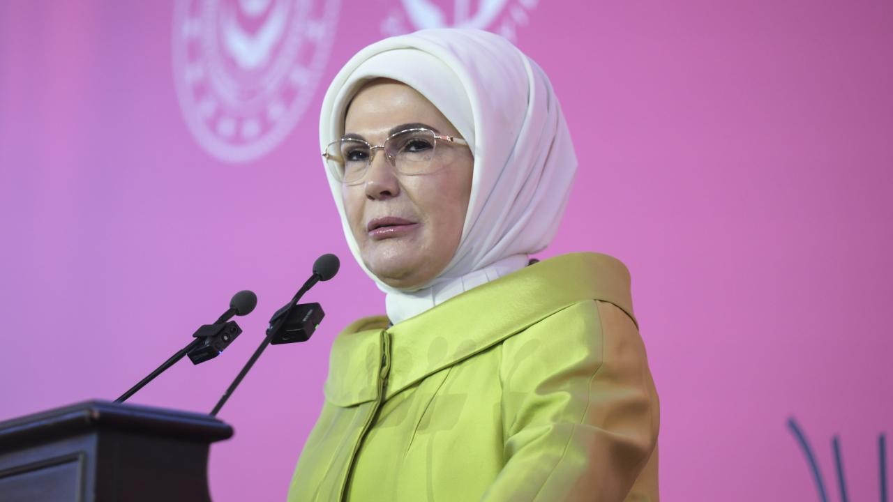 Emine Erdoğan: Aileyi dünyada yeniden hak ettiği saygın konuma yükseltebiliriz