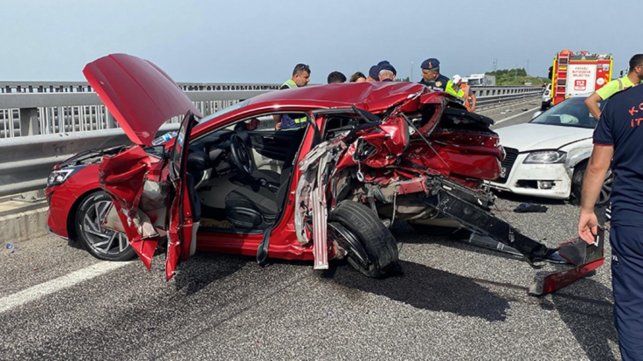 Zincirleme kazada otomobil kağıt gibi ezildi: 5 yaralı