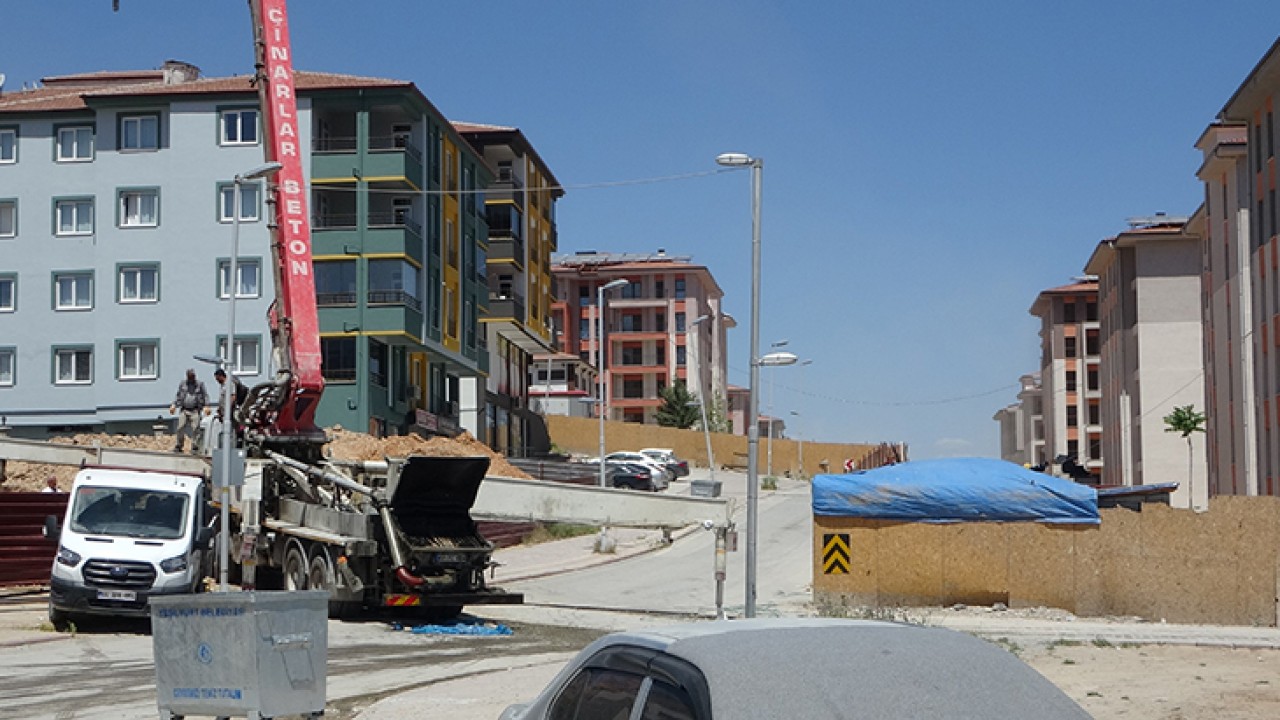 İnşaat alanındaki çukura düşen işçi yaralandı