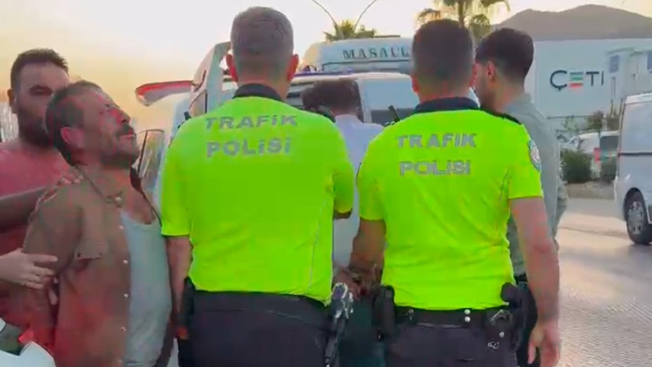 Makas atarak ilerleyen alkollü sürücü ile arkadaşları polise saldırdı: 3 gözaltı