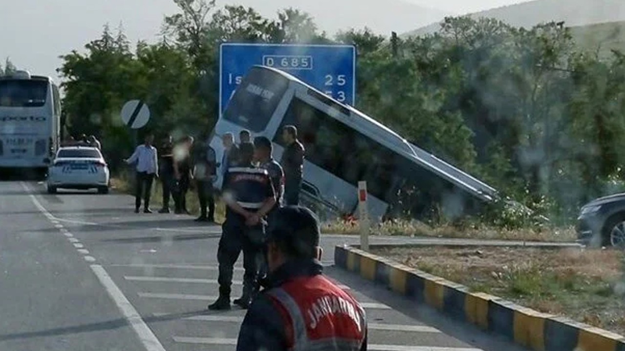 Tur otobüsü şarampole devrildi: Yaralılar var