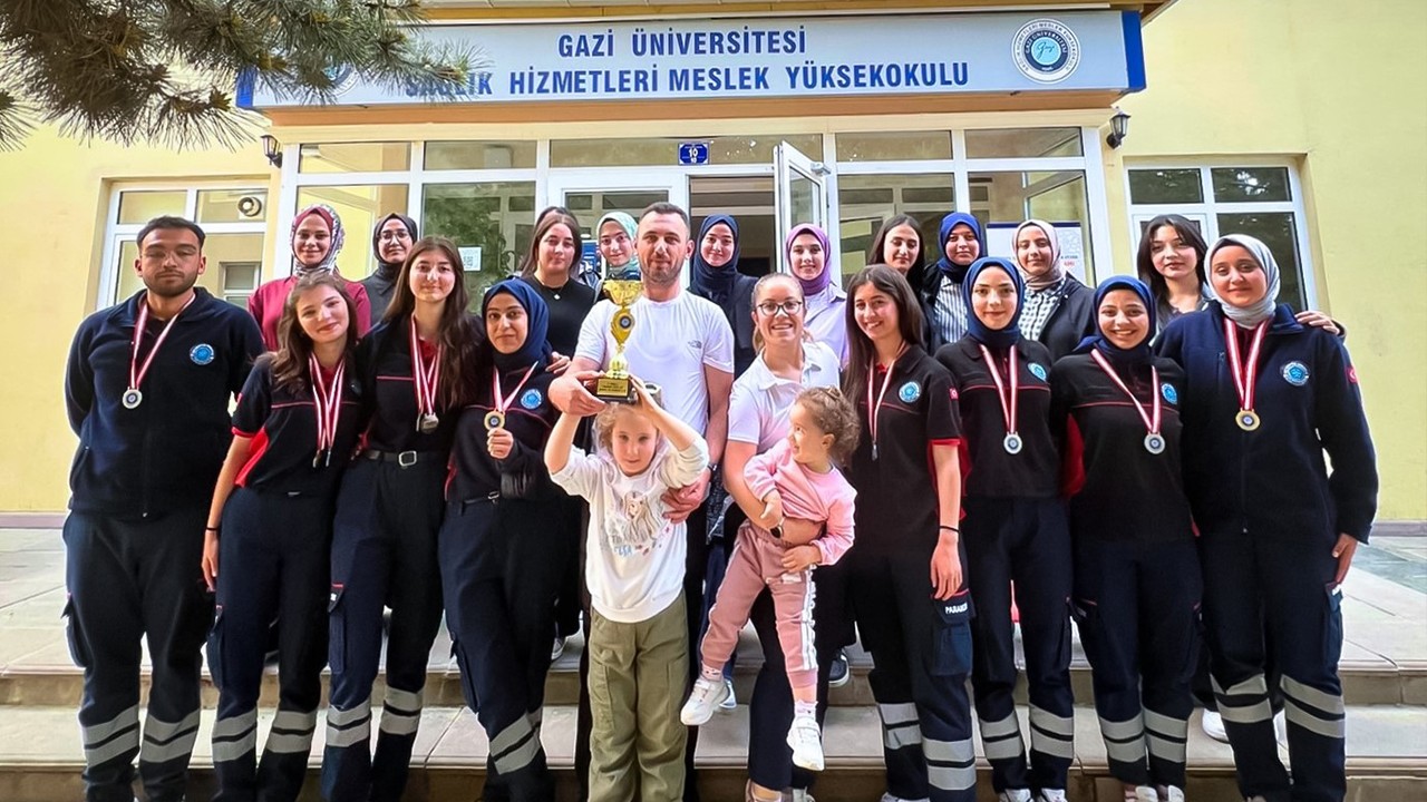 NEÜ İlk ve Acil Yardım Programı öğrencilerinden travma rallisi’nde önemli başarı