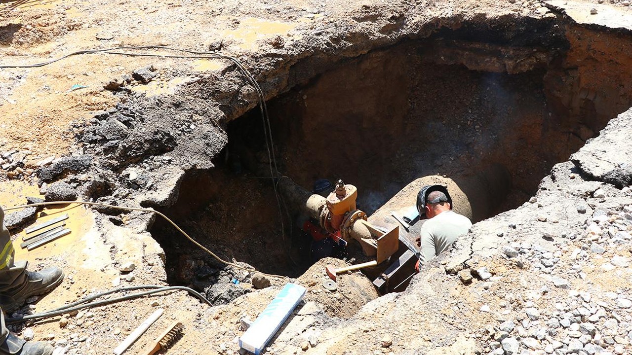 Su borusu patladı: Çok sayıda araç, ev ve iş yeri zarar gördü