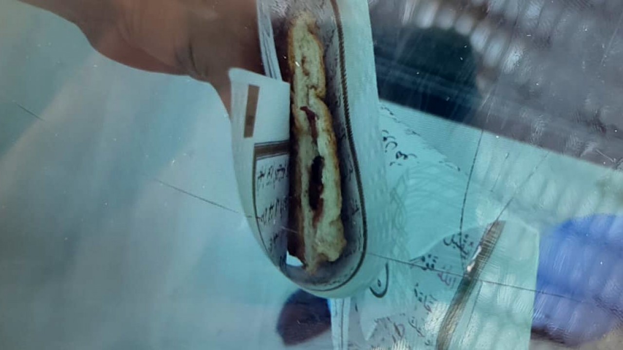 Tepki çeken olay! Kantinci Kur'an-ı Kerim sayfalarını tost kağıdı yaptı