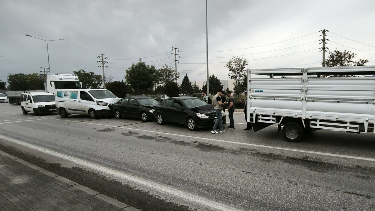 Zincirleme trafik kazasında dört araç birbirine girdi