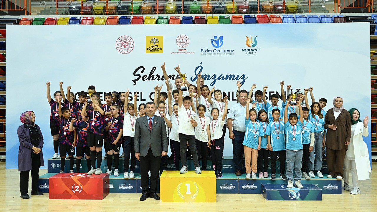 Konya Büyükşehir Geleneksel Çocuk Oyunları İl Finalinde başarılı öğrencilere ödülleri verildi