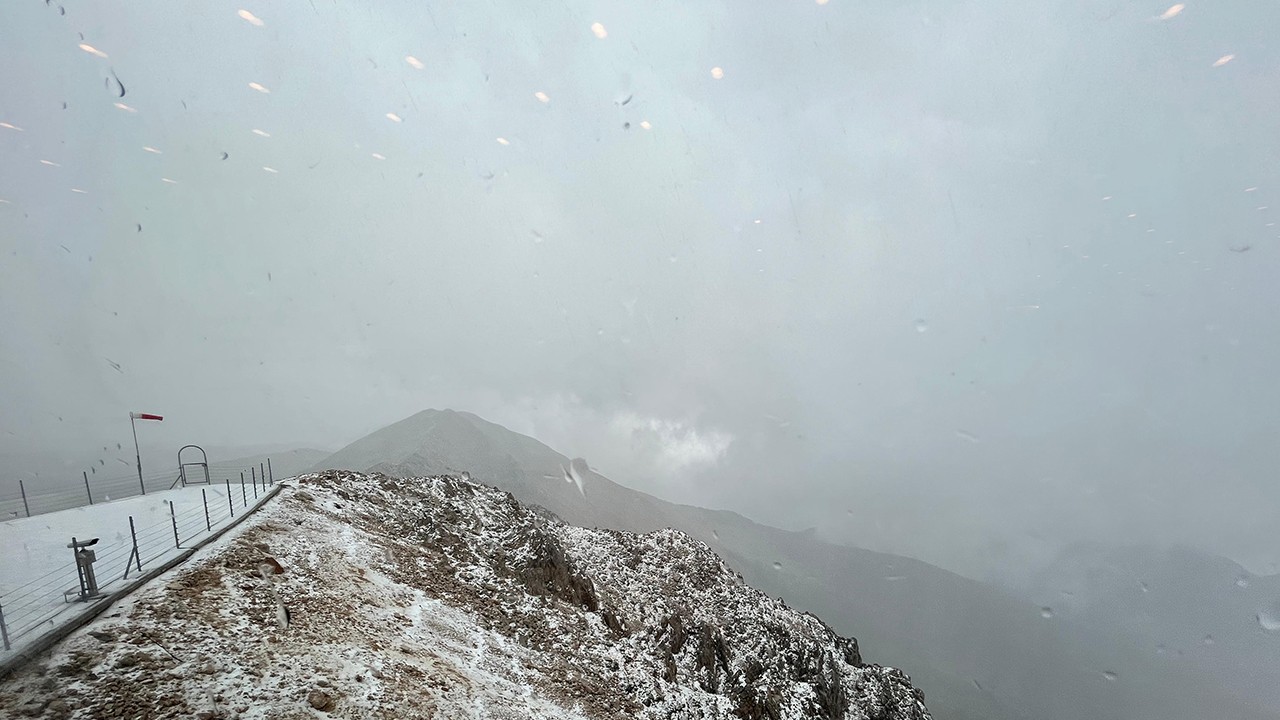 Tahtalı Dağı'nın zirvesi beyaza büründü