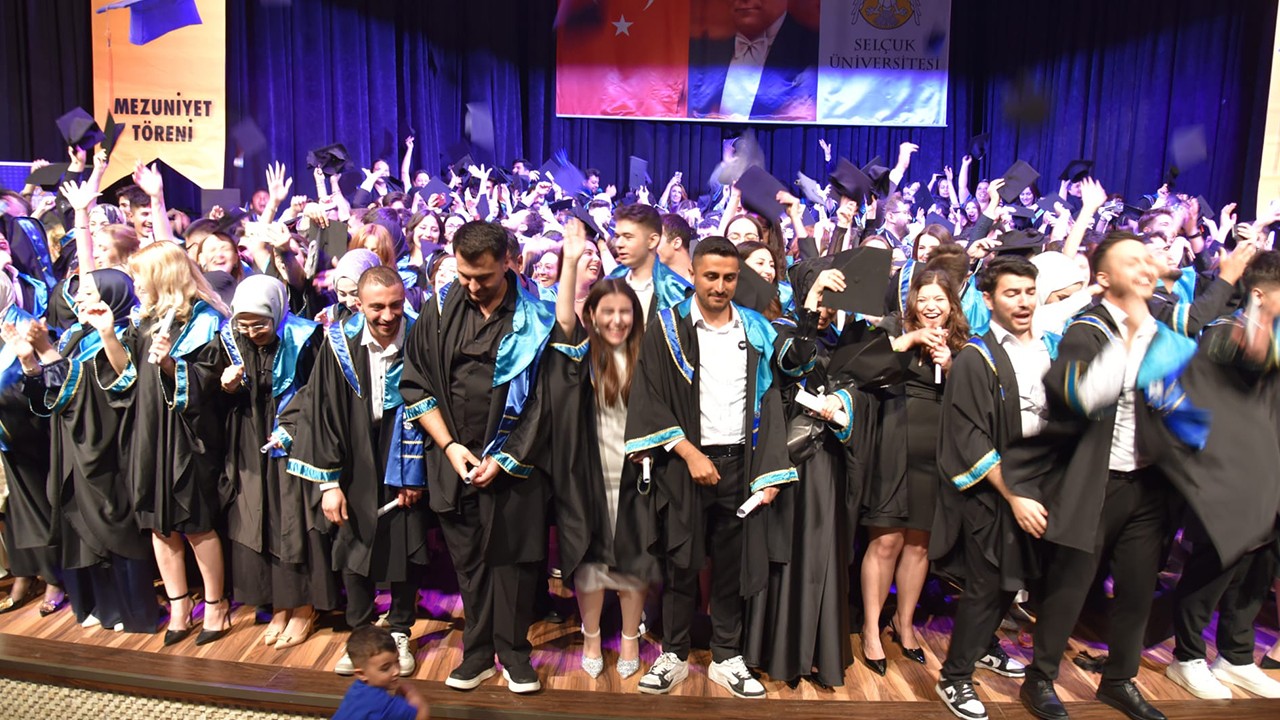 Selçuk Üniversitesi İletişim Fakültesinde mezuniyet töreni yapıldı