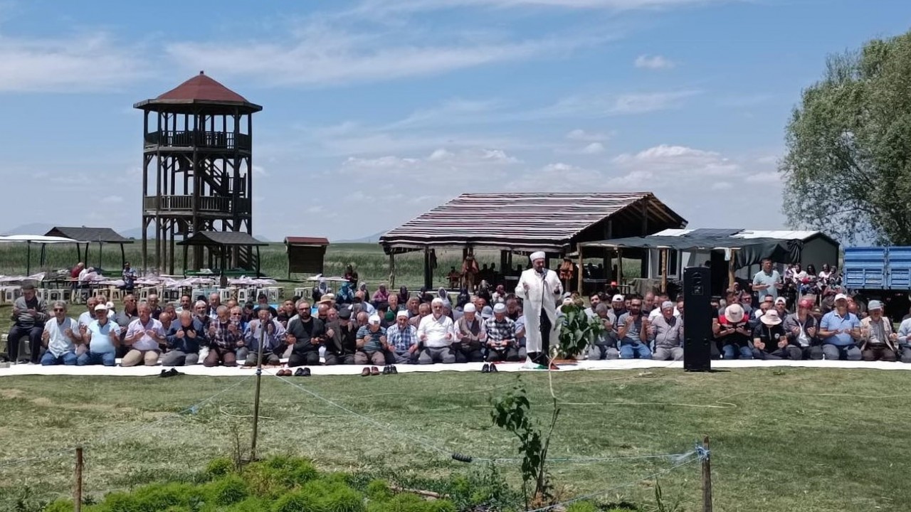 Beyşehir Gölü kıyısında yağmur duası