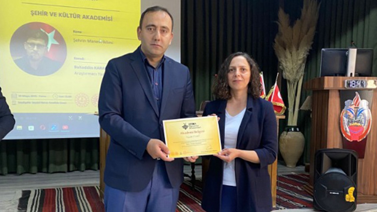 Konya Öğretmen Akademileri Şehir ve Kültür Akademisinde katılımcı öğretmenlere sertifikaları verildi