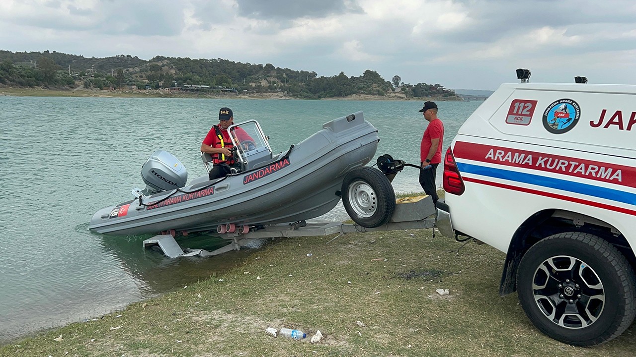 Tekneden düşen Emirhan'dan hala iz yok