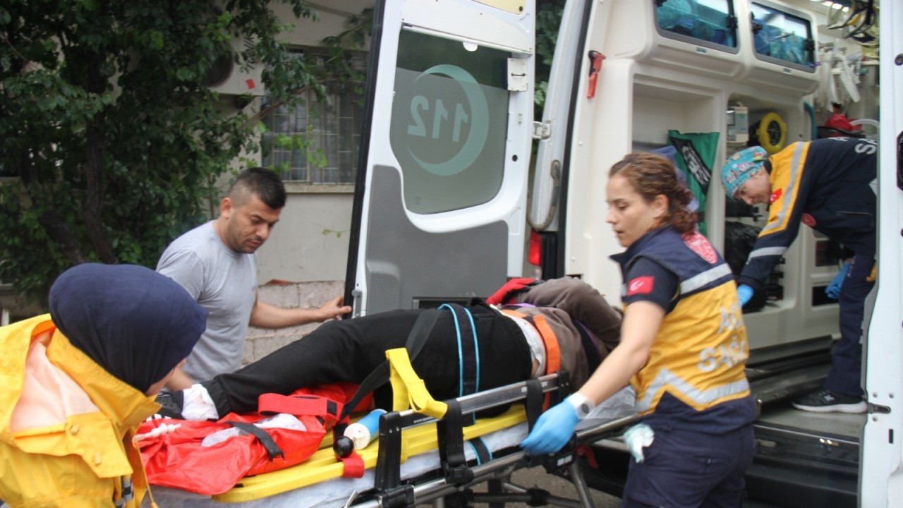 Kamyonet ile çarpışan motosikletin sürücüsü yaralandı