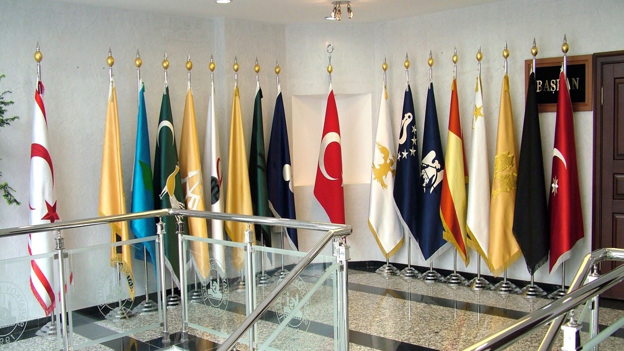 Kurumsal Kimliğinizi Yansıtan Makam Bayrağı Seçimi Nasıl Olmalı?