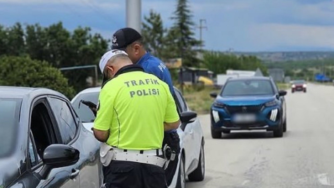 Konya-Isparta yolunda kurallara uymadığı tespit edilen 2 araca ceza