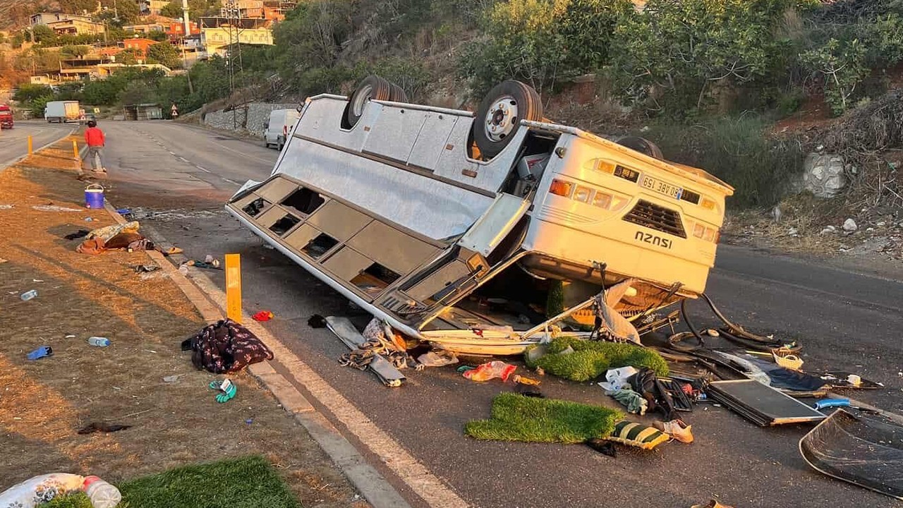 Tarım işçilerini taşıyan minibüs takla attı: 25 yaralı