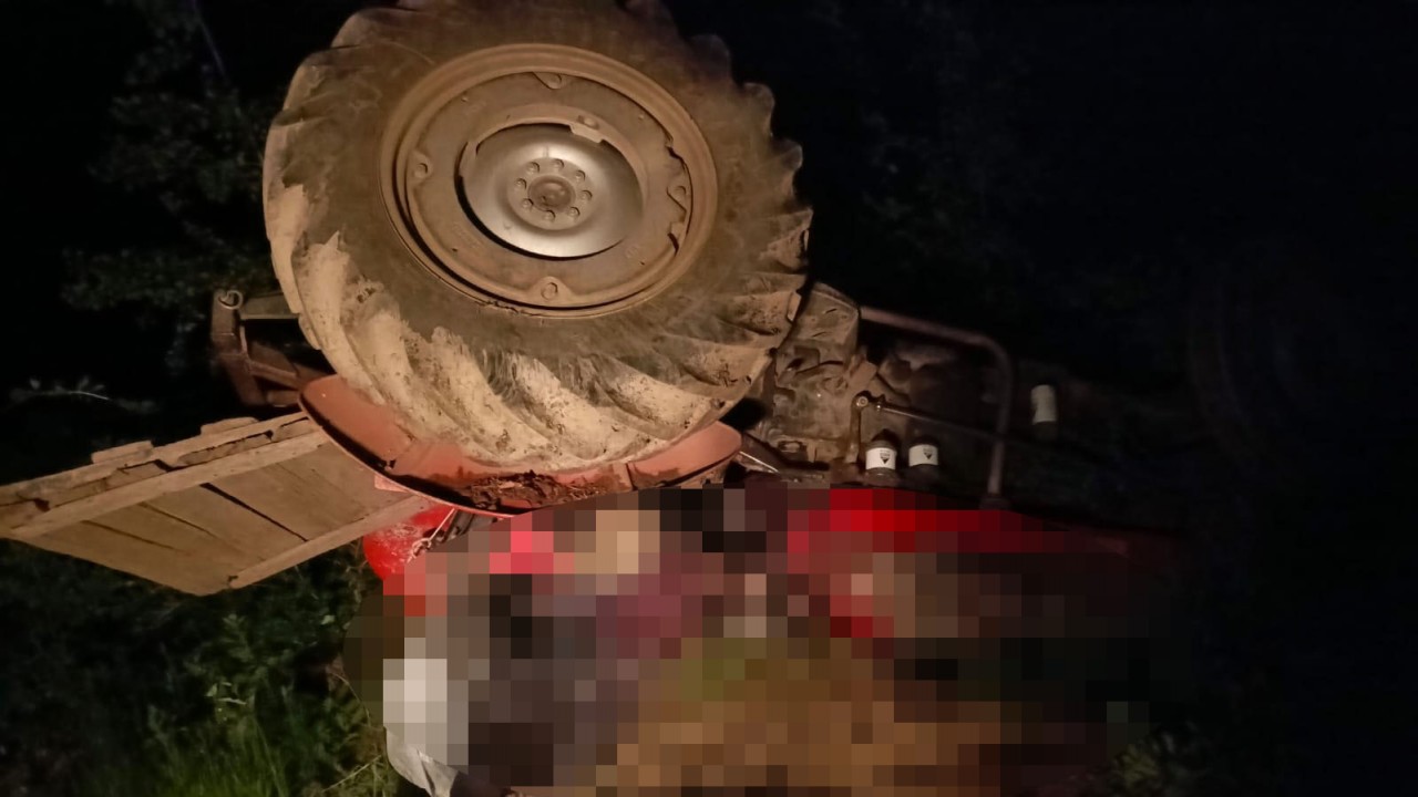 Devrilen traktördeki çift, öldü