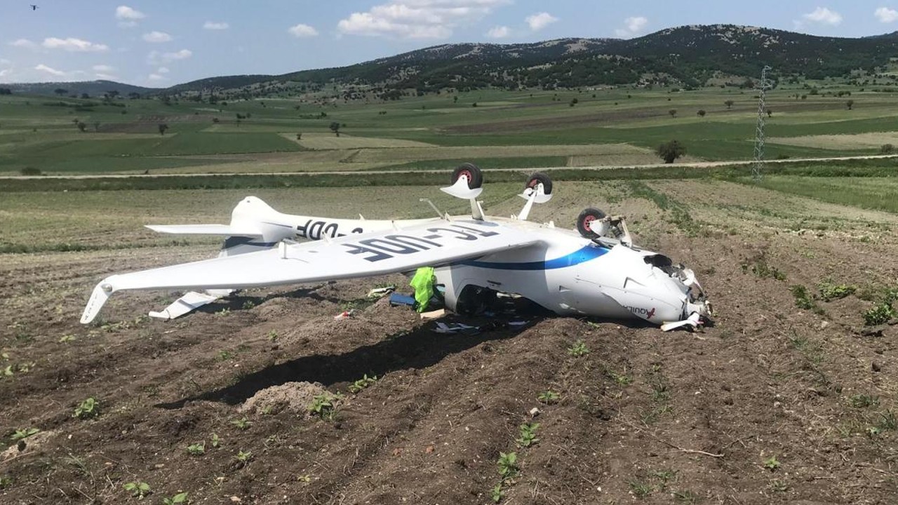Zorunlu iniş yapan eğitim uçağı ters döndü! Pilot yaralandı