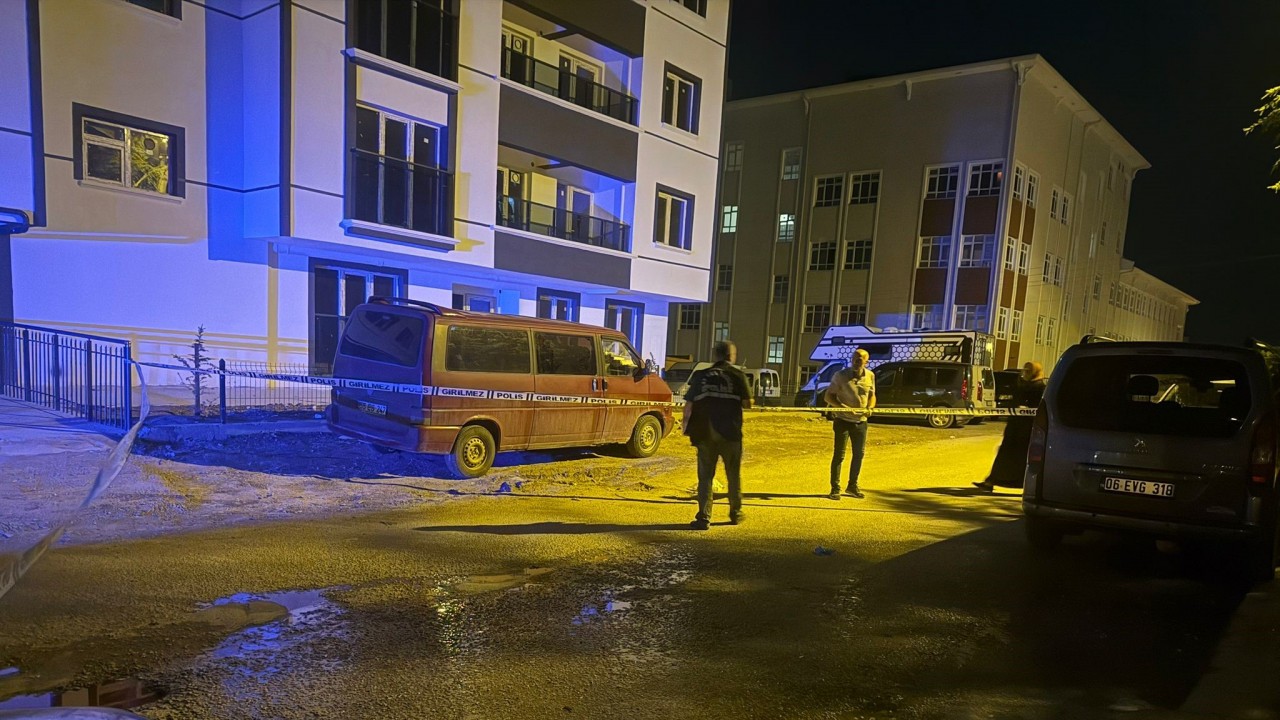 Annesiyle boşanma aşamasındaki babasını sokak ortasında bıçakladı