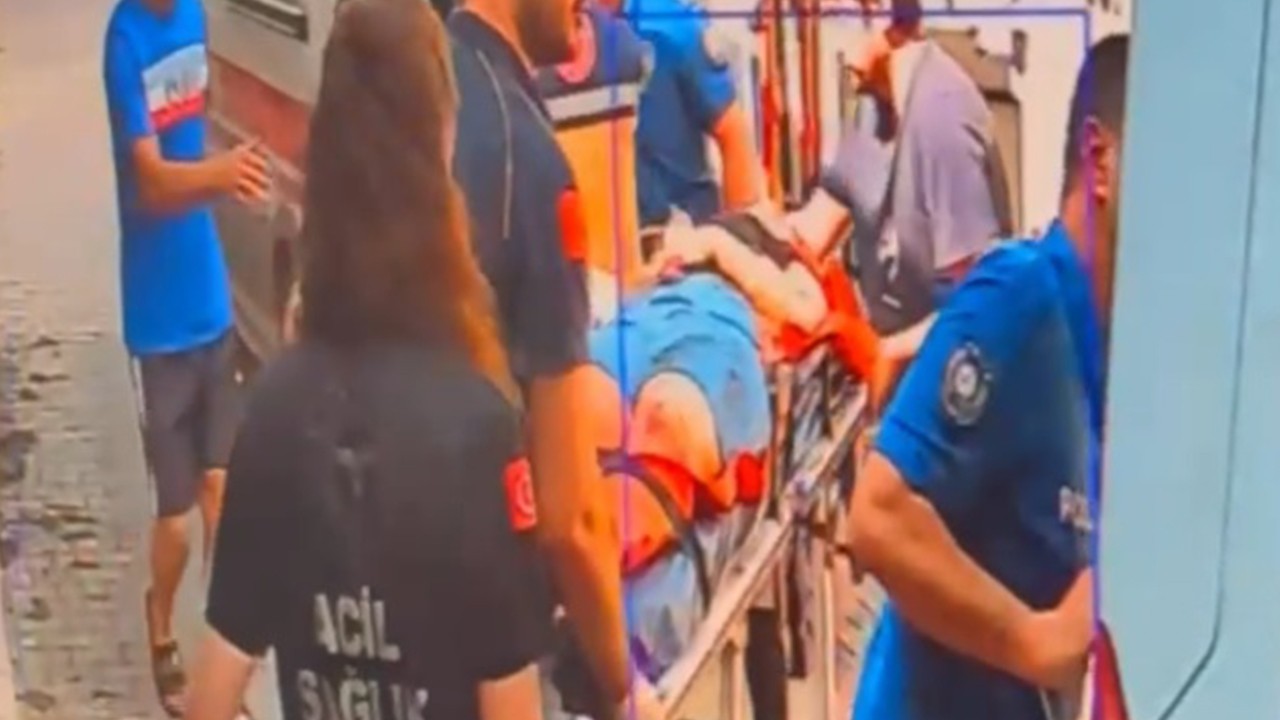 Kendisini ve 4 yaşındaki oğlunu jiletle yaraladı