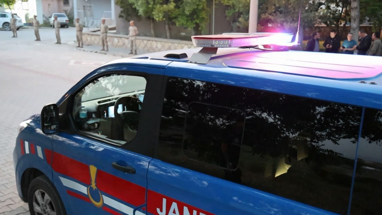 Önce kafasına vurdu, sonra boğazını kesip öldürdü