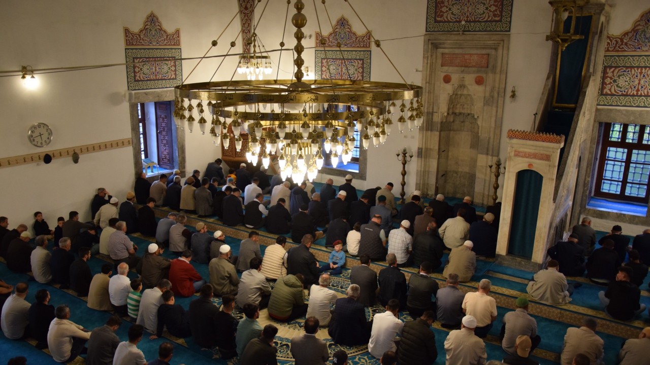 Karapınar'da bayram namazında vatandaşlar camilere akın etti