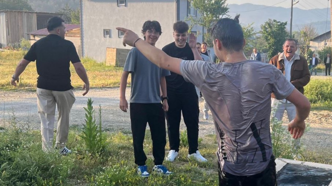 Bayram namazına gelmeyenleri buz gibi suda uyandırıyorlar