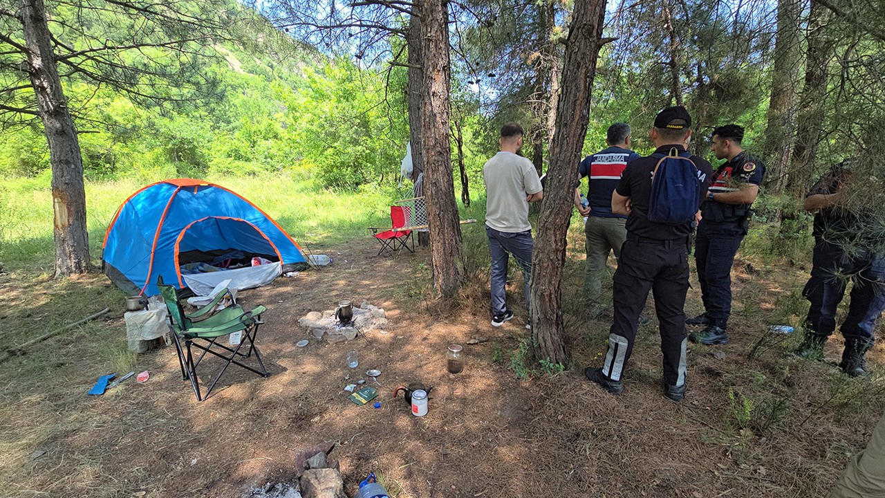 Ormanda çadır kurup kamp yapan öğretmen kayboldu
