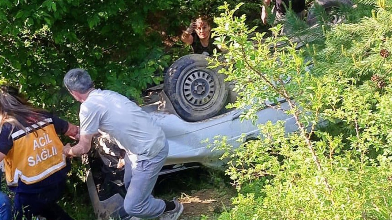 Virajı alamayan otomobil şarampole yuvarlandı: 3 yaralı