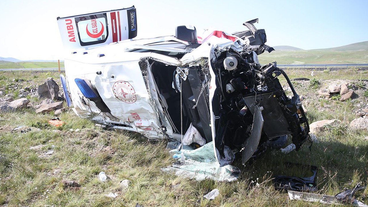 Ambulans şarampole devrildi! 4 sağlıkçı yaralandı