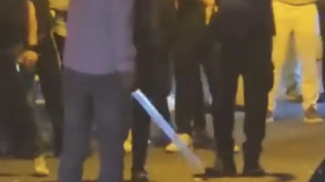 'Mekanda eşime baktılar' diyerek döner bıçağıyla etrafa saldırdı