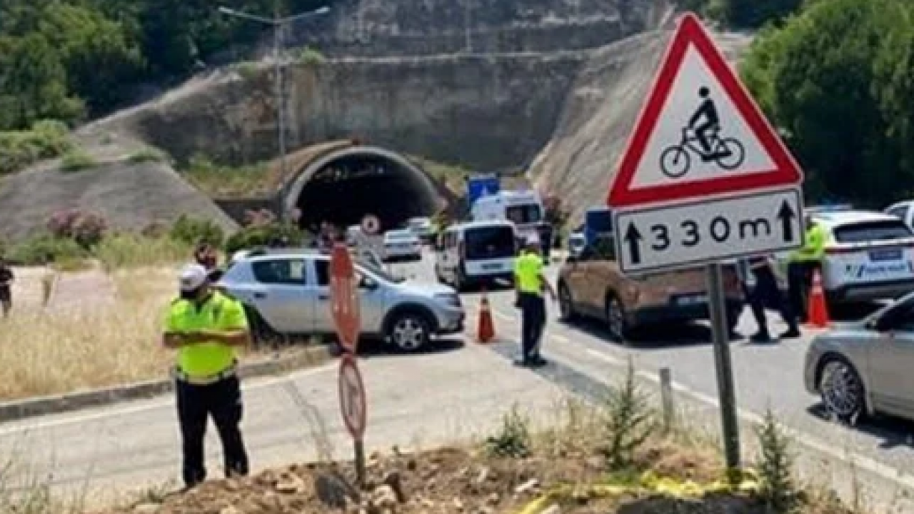 Feci kaza! 2 motosiklet bir araca çarptı: 2 ölü, 4 yaralı