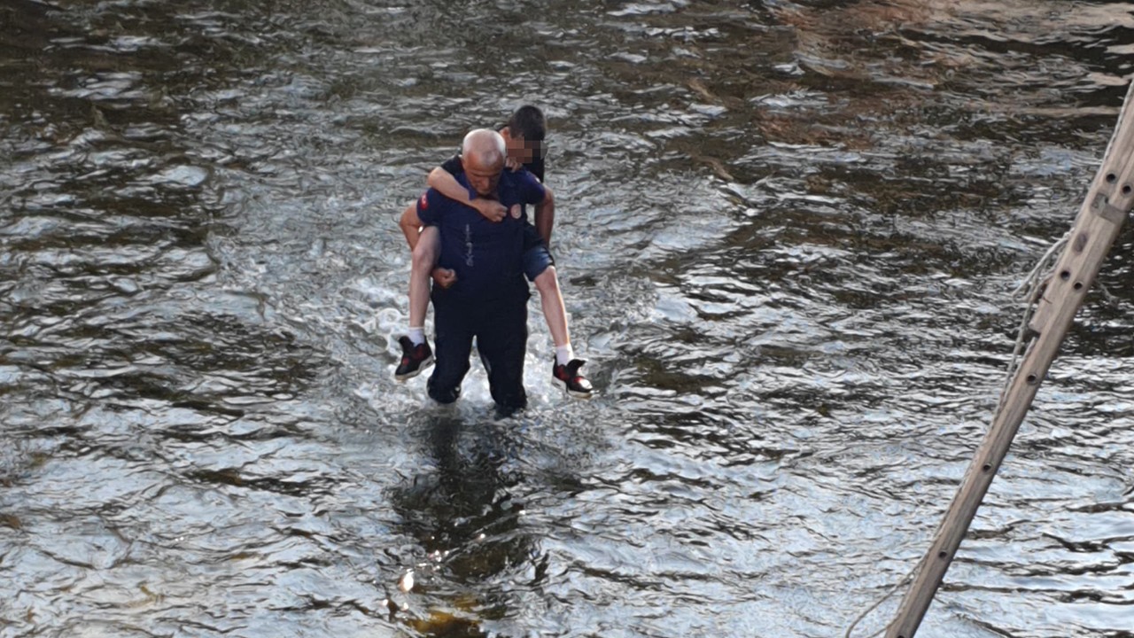 Çaya düşen topunu almak isterken mahsur kalan çocuğu itfaiye kurtardı