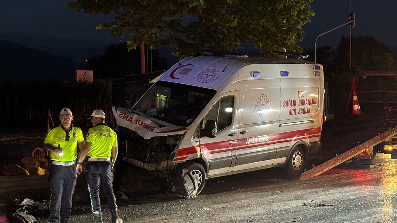 Ambulans ile çarpışan otomobilde can pazarı