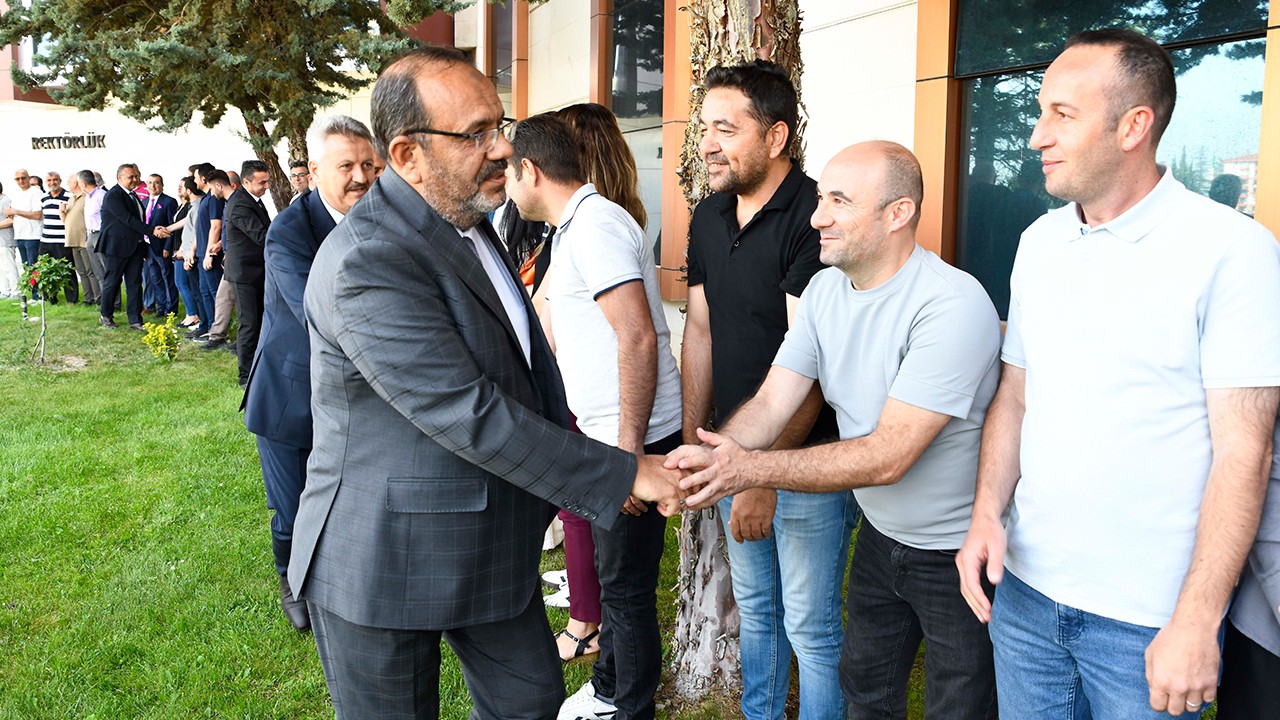 Konya Teknik Üniversitesi’nde bayram coşkusu: Rektör Çelik personelle bayramlaştı