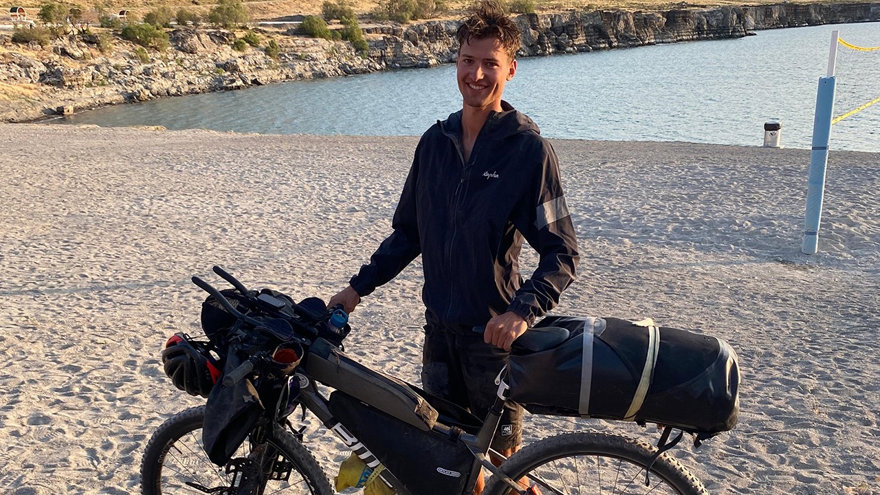 Dünya turundaki Alman bisikletçi Karapınar'da mola verdi