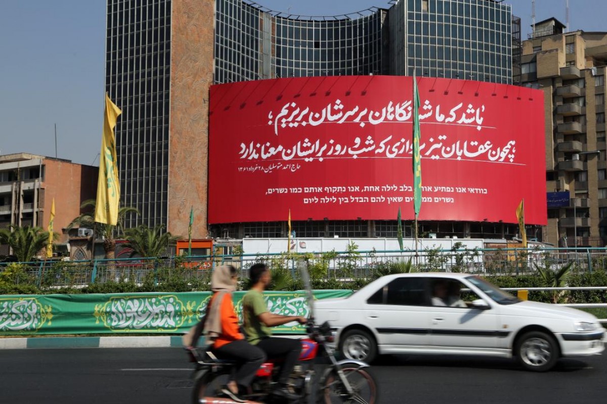 İran’ın başkenti Tahran’da, İntikam Çağrısı bulunan dev afişler asıldı