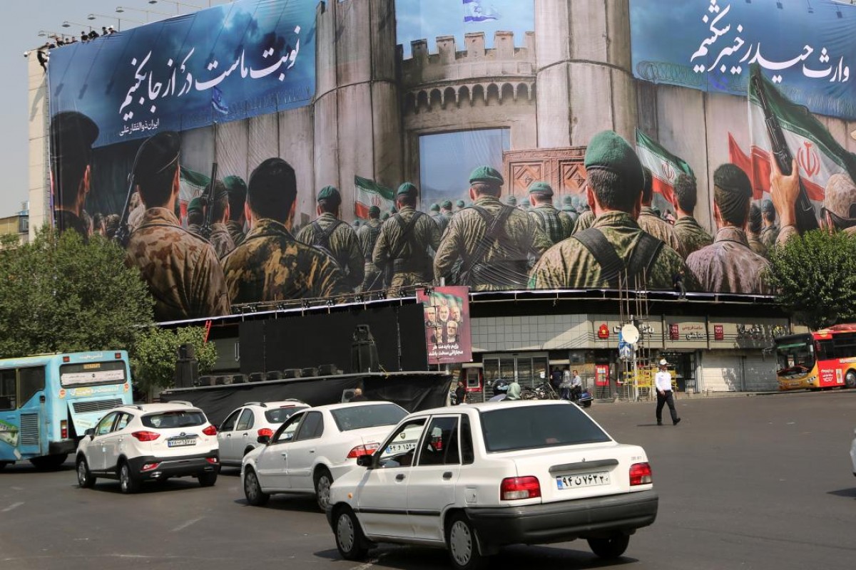 İran’ın başkenti Tahran’da, İntikam Çağrısı bulunan dev afişler asıldı