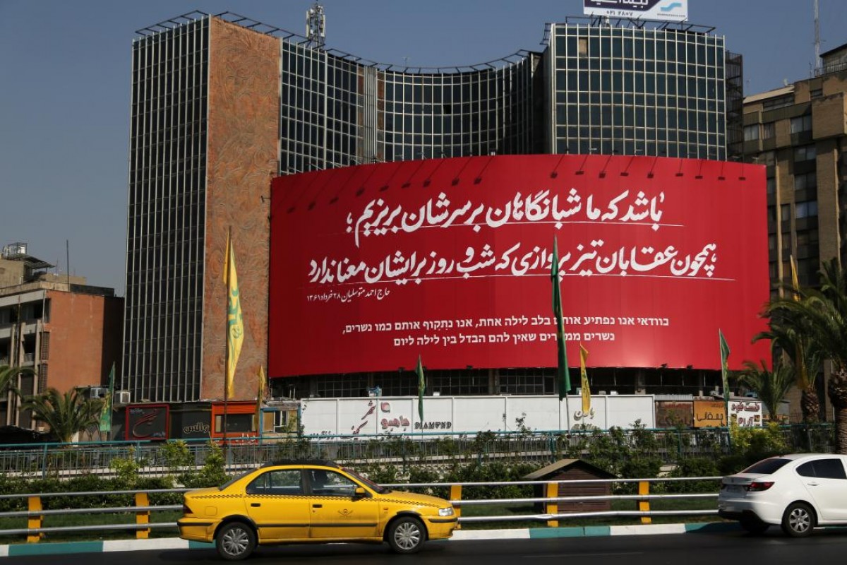 İran’ın başkenti Tahran’da, İntikam Çağrısı bulunan dev afişler asıldı