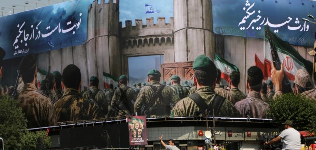 İran’ın başkenti Tahran’da, İntikam Çağrısı bulunan dev afişler asıldı