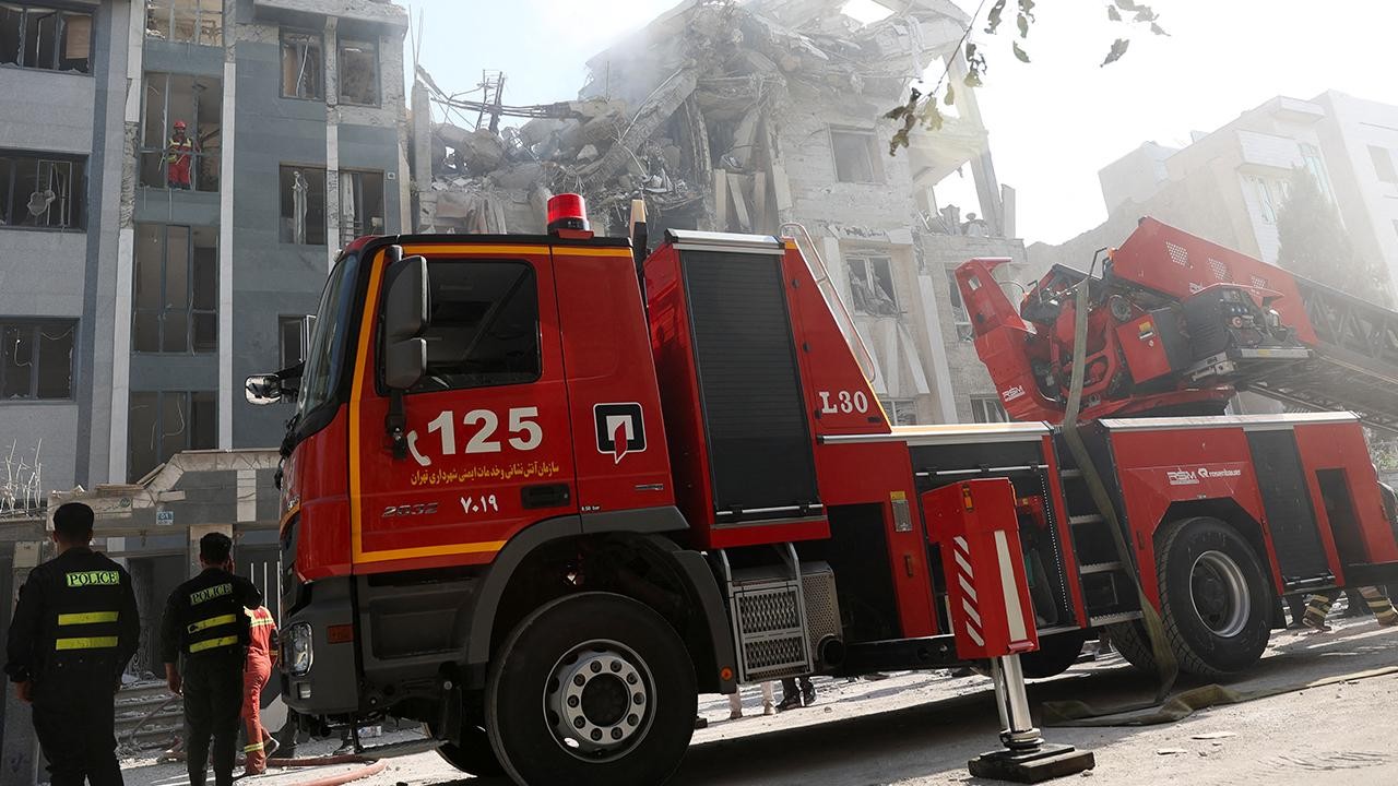 İran devlet televizyonu: Bir binada 20'si çocuk 60 kişi hayatını kaybetti